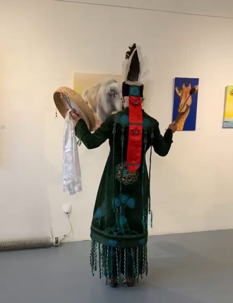 Performance der Künstlerin Sabine Koschier zur Vernissage ihrer Ausstellung Krafttiere